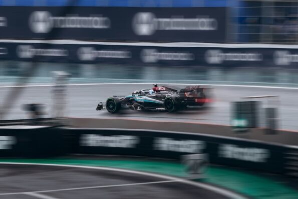 Formula 1 circuit Racing Suit Showdown